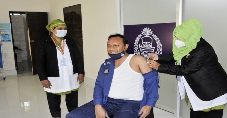 নরসিংদী পুলিশ হাসপাতালে কোভিড-১৯ ভ্যাকসিন প্রদান শুরু নরসিংদী পুলিশ হাসপাতালে কোভিড-১৯ ভ্যাকসিন প্রদান শুরু