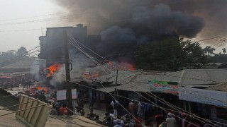 বেলাব বাজারে আগুনে পুড়লো ৭ দোকান, কোটি টাকার ক্ষয়ক্ষতি