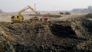 পলাশে জোরপূর্বক ফসলি জমির মাটি কেটে নেয়া হচ্ছে ইটভাটায়