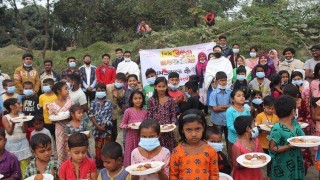 সুবিধাবঞ্চিত শিশুদের হাতে ছিল পিঠা, মুখে ছিল হাসি