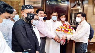 নবাগত জেলা প্রশাসককে মনজুর এলাহীর ফুলেল শুভেচ্ছা