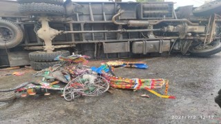 মাধবদীতে কাভার্ড ভ্যানের চাপায় রিকশা চালক ও আরোহী নিহত