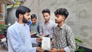 মানুষের দোরগোড়ায় বই পৌঁছে দেন মোয়াজ্জেম হোসেন
