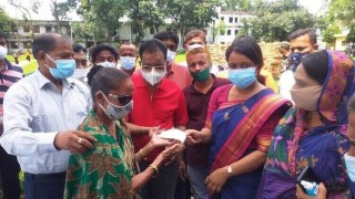 পলাশে দুস্থ ও অসহায় পরিবারের মাঝে ঢেউটিন বিতরণ পলাশে দুস্থ ও অসহায় পরিবারের মাঝে ঢেউটিন বিতরণ