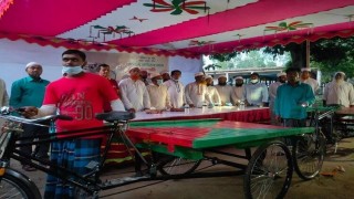 রায়পুরায় দুই অসহায় ব্যক্তির কর্মসংস্থানে রিকশাভ্যান দিল ফেসবুক গ্রুপ