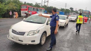 মহাসড়কে গাড়ি চলাচল নিয়ন্ত্রণে ইটাখোলা হাইওয়ে পুলিশ ফাঁড়ির চেকপোস্ট