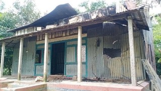 রায়পুরায় ২০ বাড়িতে ভাংচুর, আগুন ও তরুণী হত্যার অভিযোগ