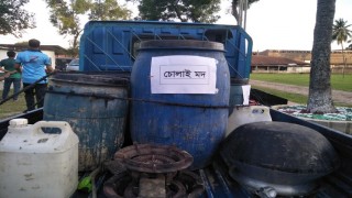 পলাশে চোলাই মদের কারখানা থেকে দুইজন আটক পলাশে চোলাই মদের কারখানা থেকে দুইজন আটক