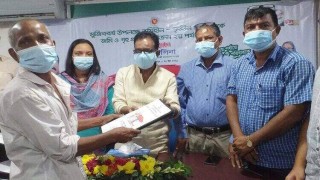 পলাশে ১০ ভূমিহীন ও গৃহহীন পেলেন ঘরের চাবি ও দলিল পলাশে ১০ ভূমিহীন ও গৃহহীন পেলেন ঘরের চাবি ও দলিল