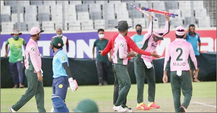 শৃঙ্খলাভঙ্গের দায়ে তিন ম্যাচ নিষিদ্ধ সাকিব, জরিমানা ৫ লাখ শৃঙ্খলাভঙ্গের দায়ে তিন ম্যাচ নিষিদ্ধ সাকিব, জরিমানা ৫ লাখ