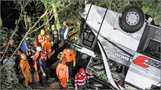 ইন্দোনেশিয়ায় পর্যটন বাস গিরিখাতে পড়ে ২৭ জনের মৃত্যু