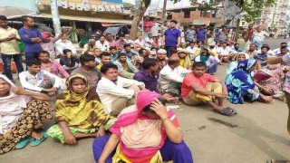 পাওনা পরিশোধের দাবিতে ইউএমসি জুটমিলের অস্থায়ী শ্রমিকদের অবস্থান কর্মসূচী 
