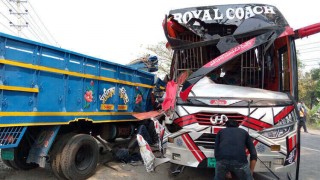 ঢাকা-সিলেট মহাসড়কে বাস-ট্রাকের সংঘর্ষে  তিনজন আহত