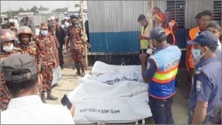 ফেরিতে ঘরমুখো মানুষের ভিড়ের চাপে ৫ জনের মৃত্যু ফেরিতে ঘরমুখো মানুষের ভিড়ের চাপে ৫ জনের মৃত্যু