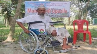 মনোহরদীতে হুইল চেয়ার নিয়ে বৃদ্ধের পাশে ফেসবুকগ্রুপ