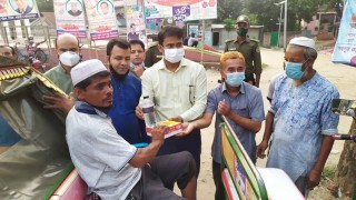 শিবপুরে অসচ্ছল গরীব মানুষের মাঝে ইফতার সামগ্রী বিতরণ