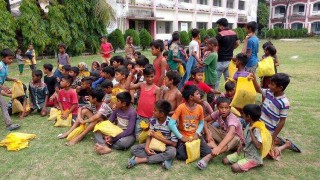 মাধবদীতে সুবিধাবঞ্চিত শিশুদের মাঝে ঈদ উপহার বিতরণ