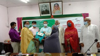 বেলাবতে শিশু ও গো-খাদ্য বিতরণ বেলাবতে শিশু ও গো-খাদ্য বিতরণ