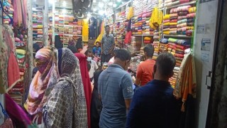 নরসিংদীতে মার্কেটগুলোতে বাড়ছে ভিড়, উপেক্ষিত হচ্ছে স্বাস্থ্যবিধি