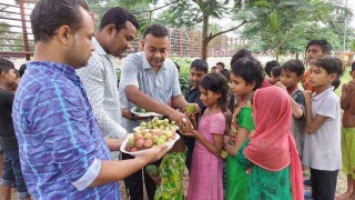 নরসিংদীতে পথশিশুদের মধ্যে মৌসুমী ফল বিতরণ