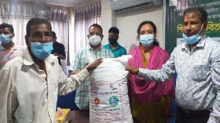 পলাশে ৩২৮ পরিবারের মাঝে শিশু খাদ্য ও গো-খাদ্য বিতরণ পলাশে ৩২৮ পরিবারের মাঝে শিশু খাদ্য ও গো-খাদ্য বিতরণ