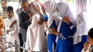 বাড়িতে বাবার লাশ, পরীক্ষায় অংশ নিলো শোকার্ত মেয়ে