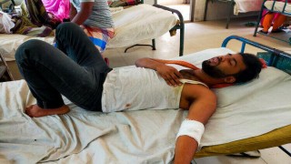 সিগারেটের ধোয়া ছেড়ে বিরক্তের প্রতিবাদ করায় শিক্ষার্থীকে কুপিয়ে আহত সিগারেটের ধোয়া ছেড়ে বিরক্তের প্রতিবাদ করায় শিক্ষার্থীকে কুপিয়ে আহত