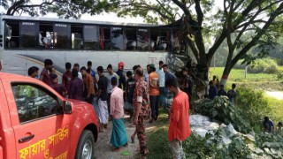রায়পুরায় বাসের সঙ্গে মুখোমুখি সংঘর্ষে কাভার্ড ভ্যানের চালক নিহত