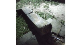 পলাশে দড়িতে বেধে রাখা শহীদ মিনারের পিলার ধসে শিশুর মৃত্যু