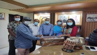 পলাশে কিশোর কিশোরী ক্লাবে সাংস্কৃতিক উপকরণ বিতরণ