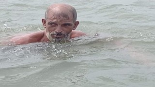 মেঘনা নদীতে টানা সাঁতরে ১৫ কিলোমিটার পাড়ি দিলেন বৃদ্ধ