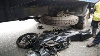 কাভার্ডভ্যানের চাপায় মোটরসাইকেলের দুই আরোহী আহত