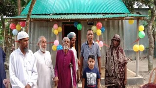 শিবপুরে প্রতিবন্ধী পরিবারকে নতুন ঘর উপহার দিলেন আ’লীগ নেতা