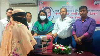 পলাশে বঙ্গমাতার জন্মদিনে নারীরা পেল সেলাই মেশিন ও নগদ অর্থ