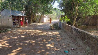 বেলাবতে বাড়ি ও কবরস্থানের উপর দিয়ে সড়ক প্রশস্থকরণের পায়তারা বেলাবতে বাড়ি ও কবরস্থানের উপর দিয়ে সড়ক প্রশস্থকরণের পায়তারা