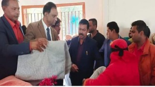 পলাশে শীতার্তদের মাঝে কম্বল বিতরণ পলাশে শীতার্তদের মাঝে কম্বল বিতরণ