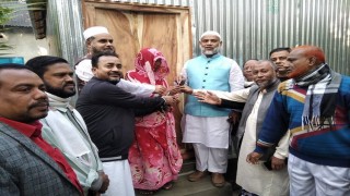 মাধবদীতে দুই গৃহহীন পরিবারকে ঘর উপহার দিলেন ব্যবসায়ী