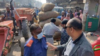 ঘোড়াশালে যানজট নিরসনে রাস্তায় পৌর মেয়র ঘোড়াশালে যানজট নিরসনে রাস্তায় পৌর মেয়র