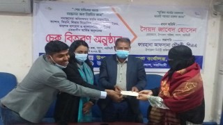 পলাশে ২৭ জন রোগীকে চিকিৎসার অনুদানের চেক হস্তান্তর পলাশে ২৭ জন রোগীকে চিকিৎসার অনুদানের চেক হস্তান্তর