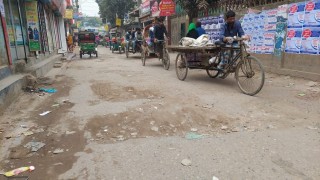 নরসিংদী শহরে এক কিলোমিটার সড়কের বেহাল দশায় চরম দুর্ভোগ