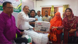 পলাশে সেলাই মেশিন ও ক্রীড়া সামগ্রী বিতরণ