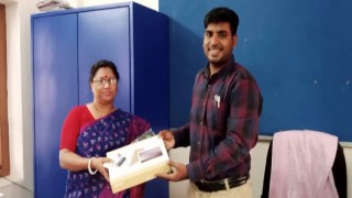 পলাশে সমাজকর্মীদের মধ্যে ট্যাব বিতরণ