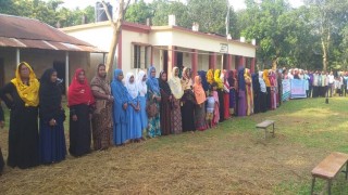 বেলাবতে দুই সন্তানসহ গৃহবধূ হত্যার প্রতিবাদে মানববন্ধন   বেলাবতে দুই সন্তানসহ গৃহবধূ হত্যার প্রতিবাদে মানববন্ধন