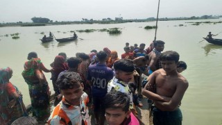 আলোকবালীতে মায়ের সঙ্গে নদীতে গোসলে নেমে শিশু নিখোঁজ আলোকবালীতে মায়ের সঙ্গে নদীতে গোসলে নেমে শিশু নিখোঁজ