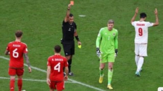 বিশ্বকাপের প্রথম লালকার্ড পেলেন ওয়েলস গোলরক্ষক ওয়েইন হেনেসি বিশ্বকাপের প্রথম লালকার্ড পেলেন ওয়েলস গোলরক্ষক ওয়েইন হেনেসি