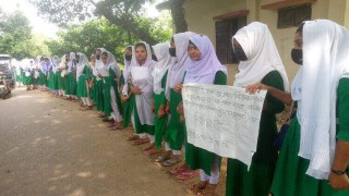 বেলাবতে শিক্ষককে হুমকি ও অপমানের প্রতিবাদে মানববন্ধন বেলাবতে শিক্ষককে হুমকি ও অপমানের প্রতিবাদে মানববন্ধন