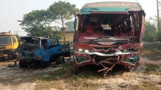 নীলকুঠিতে দুই বাস ও পিকআপের ত্রিমুখী সংঘর্ষে নিহত ৩ নীলকুঠিতে দুই বাস ও পিকআপের ত্রিমুখী সংঘর্ষে নিহত ৩