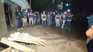 নরসিংদীতে বিএনপির কার্যালয়ে পুলিশের অভিযান, অস্ত্রশস্ত্রসহ আটক ১০