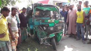 ভাটপাড়ায় বাস-সিএনজি সংঘর্ষে নিহত ৪, আহত ২