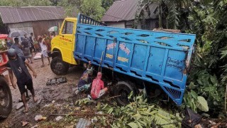 রায়পুরায় নিয়ন্ত্রণ হারানো ট্রাকের চাপায় ৪ জন নিহত, আহত ৫